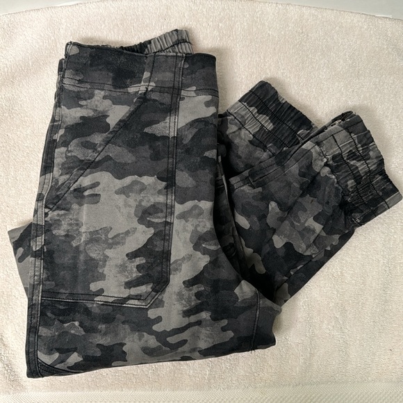 Spanx Stretch Twill‎ Cargo Black and Gray Camo Print Joggers Size 8 - Picture 3 of 10